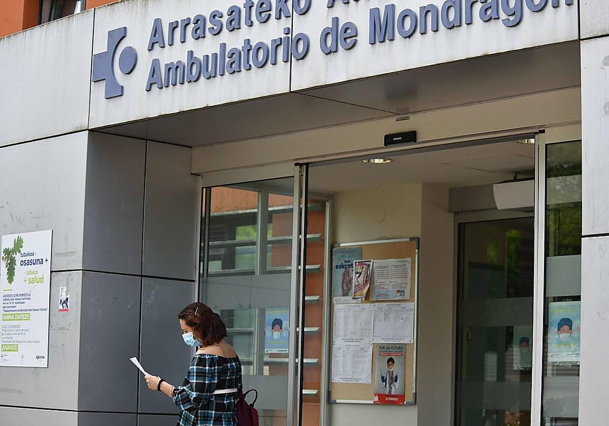 Una paciente sale del interior del ambulatorio de Arrasate.