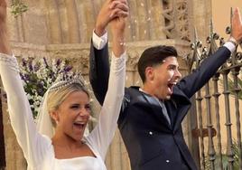 Los novios, felices tras contraer matrimonio.