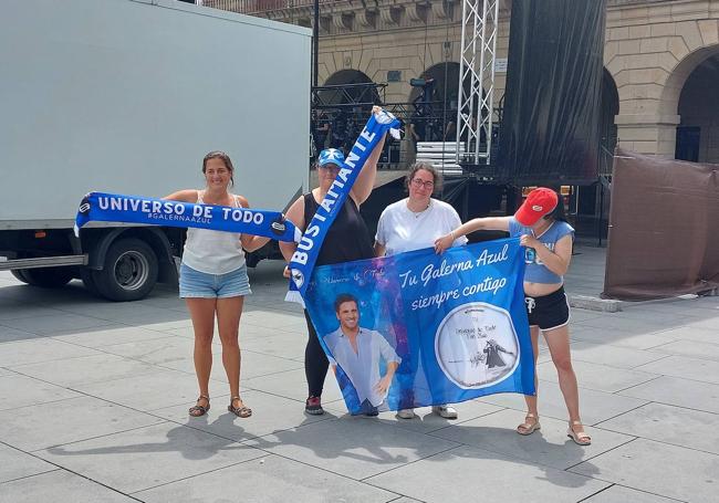 Cuatro fans que han viajado de Cantabria a Irun para el concierto.