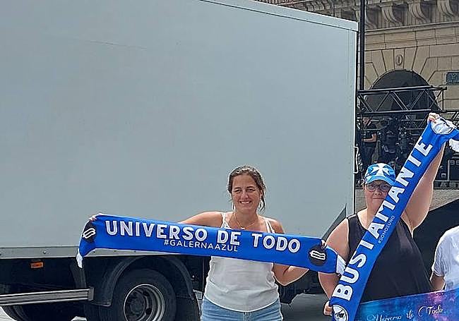 Zuriñe, Ángela, Rosa y Jennifer, en la plaza San Juan.