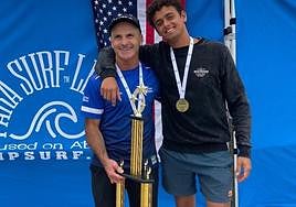 Aitor Francesena, con el trofeo de Oceanside Pier, junto a su guía David Gómez.