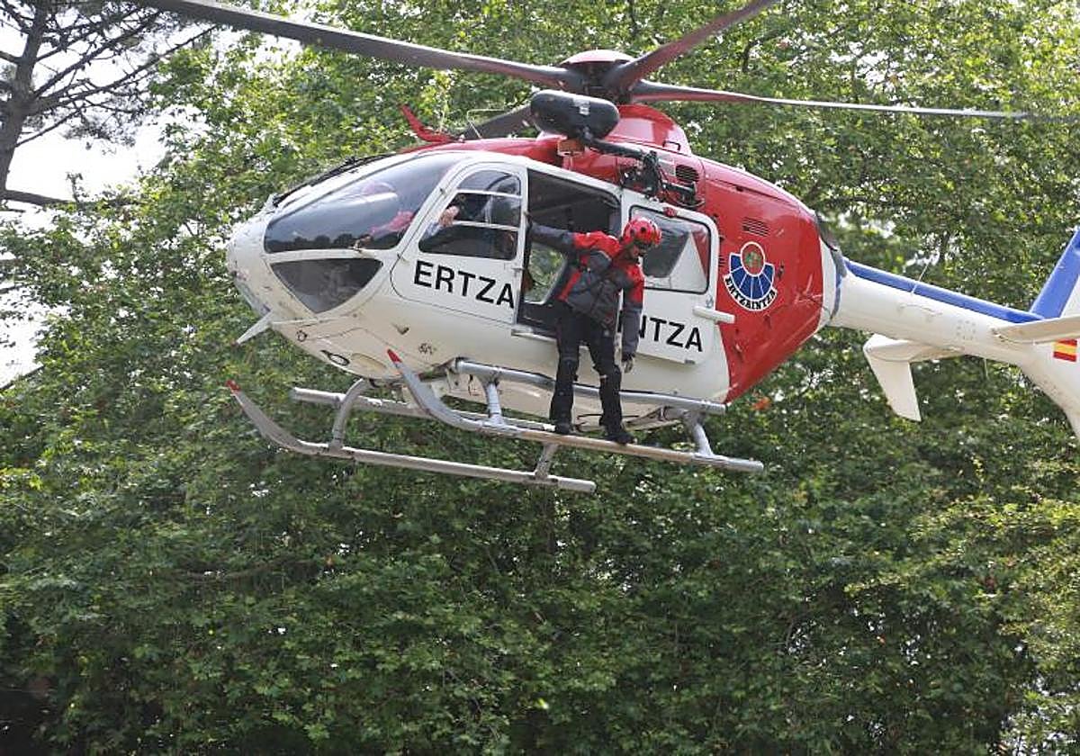 El helicóptero de emergencia de la Ertzaintza, durante la búsqueda esta mañana en Ulia.