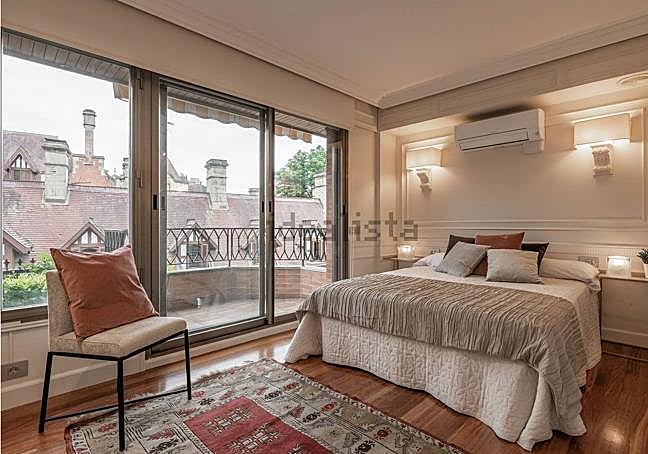 Una de las habitaciones, con vistas al palacio de Miramar.