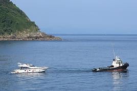 El remolque del yate hundido el martes en la bahía donostiarra ha tenido lugar esta mañana