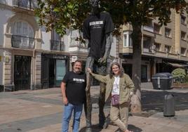 Los organizadores del Festival, con el Caminante y la camiseta.