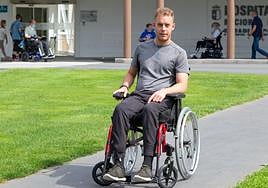 Sergio Román, en silla de ruedas en el hospital de Toledo donde está ingresado.