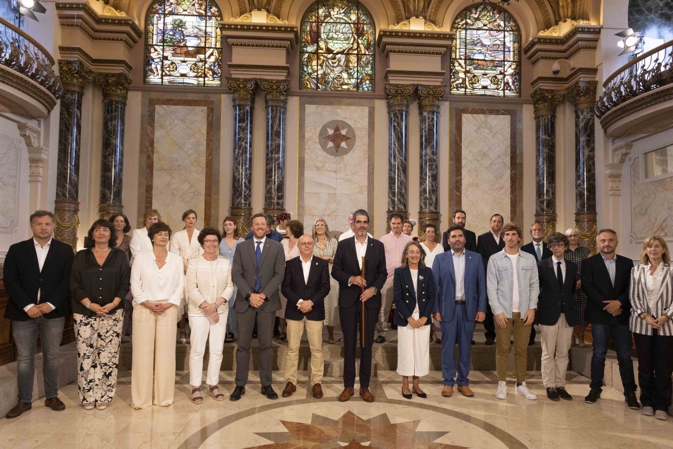 Felicitaciones y abrazos en la investidura de Eneko Goia