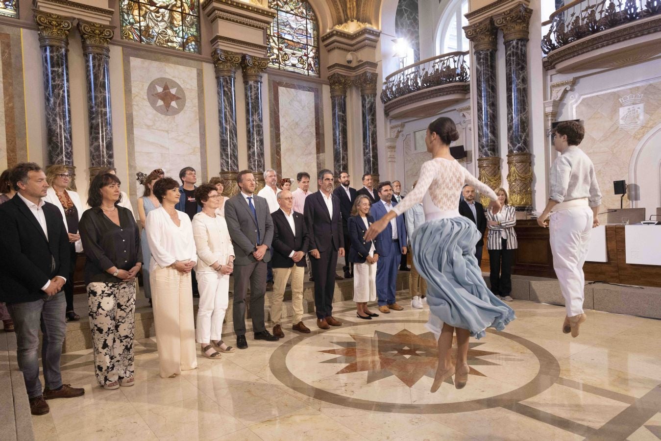 Felicitaciones y abrazos en la investidura de Eneko Goia