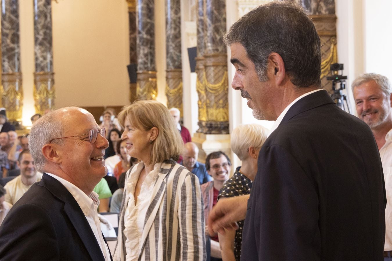 Felicitaciones y abrazos en la investidura de Eneko Goia