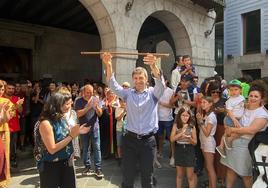 Andu Martínez levanta el bastón de mando en el exterior del Ayuntamiento de Tolosa.