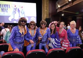 Buena parte del público fue vestida con los míticos atuendos del grupo musical.