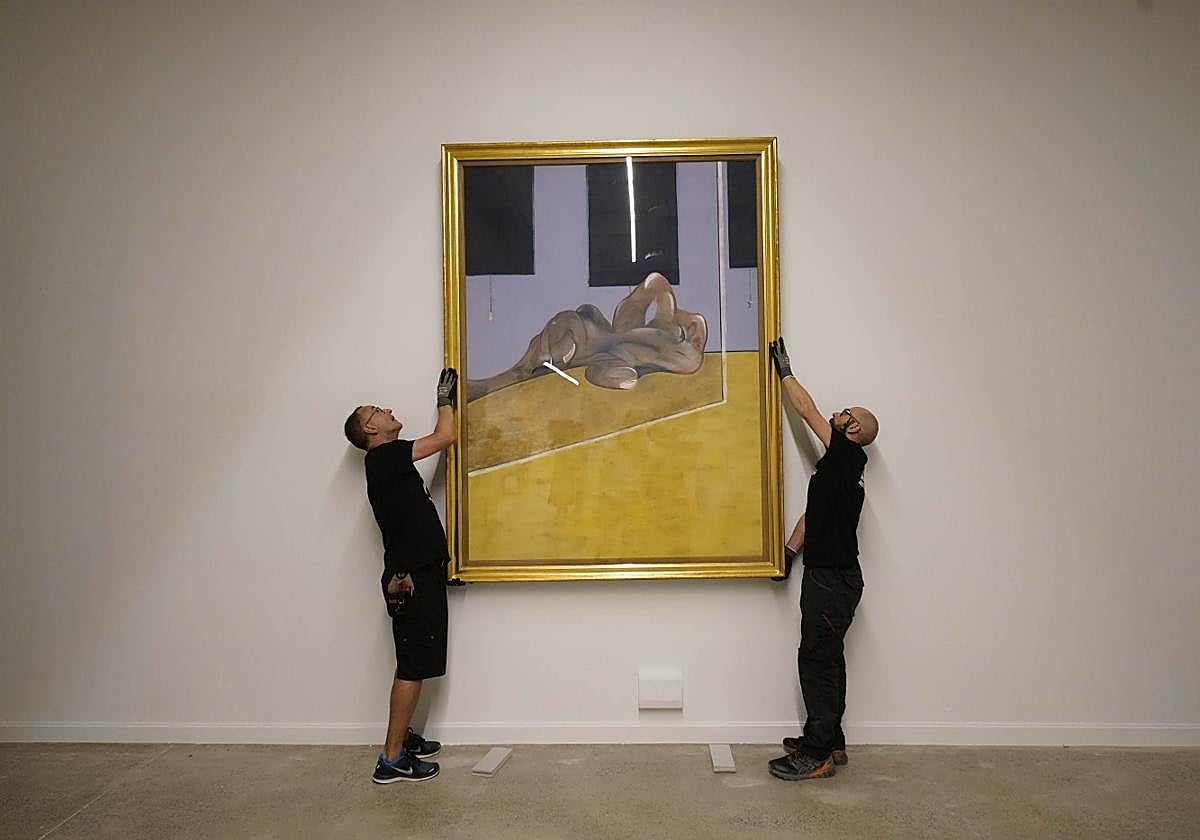 Traslado. Dos operarios colocan en la sala de exposiciones de Tabakalera la obra 'Figura tumbada en espejo' de Francis Bacon.