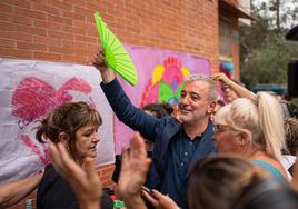 El nuevo alcalde de Barcelona, Jaume Collboni (PSC), saluda este domingo a los vecinos durante el concurso de paellas de La Marina del Port