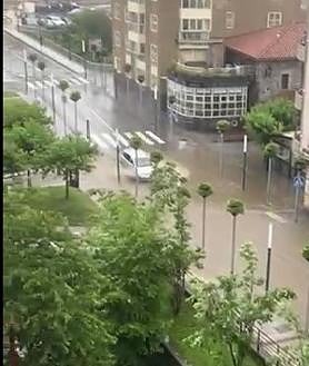 Imagen secundaria 2 - Una tromba de agua inunda garajes y locales en Elgoibar y sigue el aviso por lluvia en Gipuzkoa
