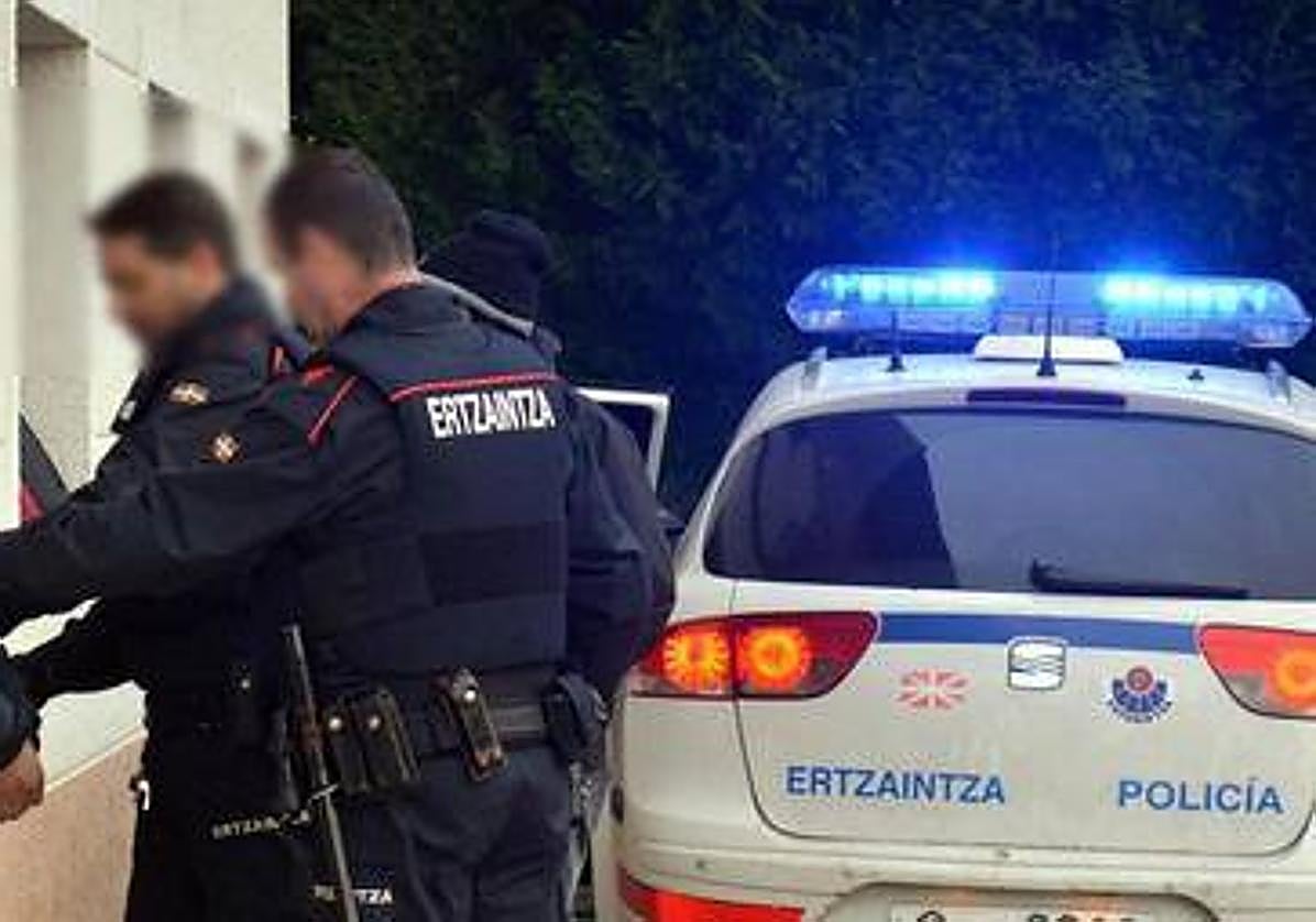 Detenidos por rociar con gas pimienta y agredir con un cuchillo a otro hombre en Donostia