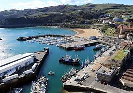 Imagen aérea del Puerto de Getaria. La fábrica de hielo estaría en la parte inferior izquierda.