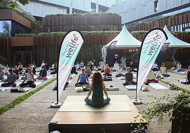 Clase de vinyasa de la mano de la profesora de yoga Mercedes de la Rosa.