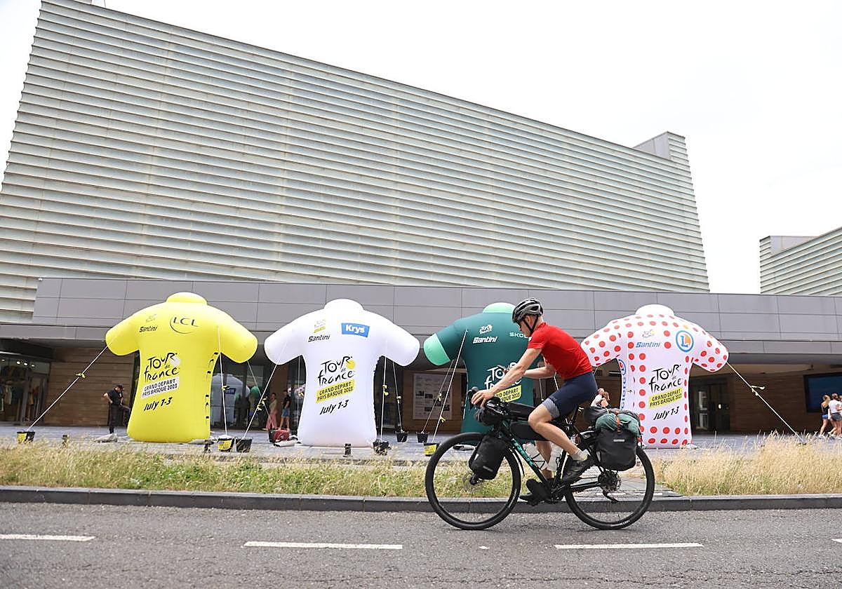 El maillot amarillo, el blanco, el verde y el de lunares rojos, en la avenida Zurriola enfrente del Kursaal.