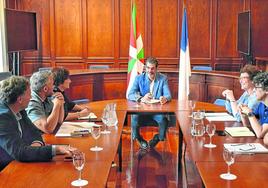 Goia se reunió con algunos miembros de su equipo. De izquierda a derecha: Kerman Orbegozo, Martin Ibabe, Mariajo Idoeta, Nekane Arzallus, Juanra Viles y Yon Goikoetxea.