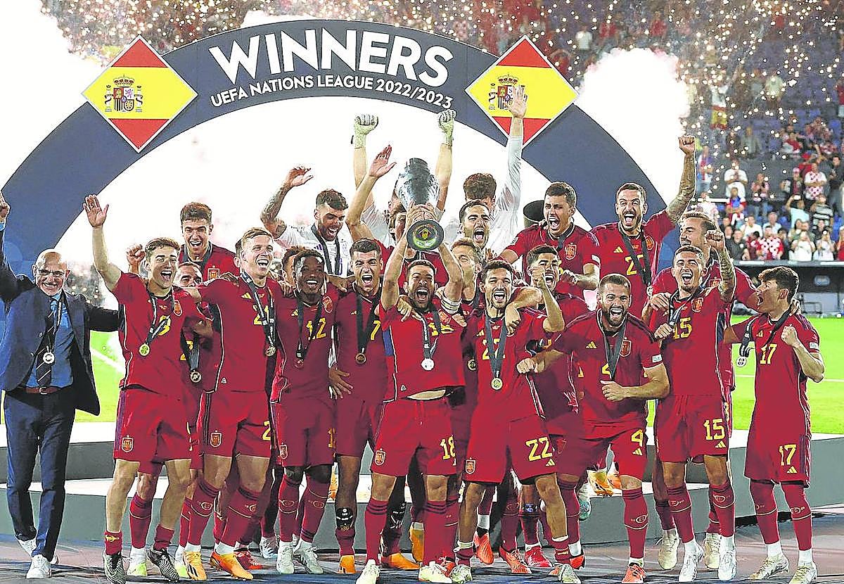 Alba levanta el trofeo de la Nations League rodeado de sus compañeros.