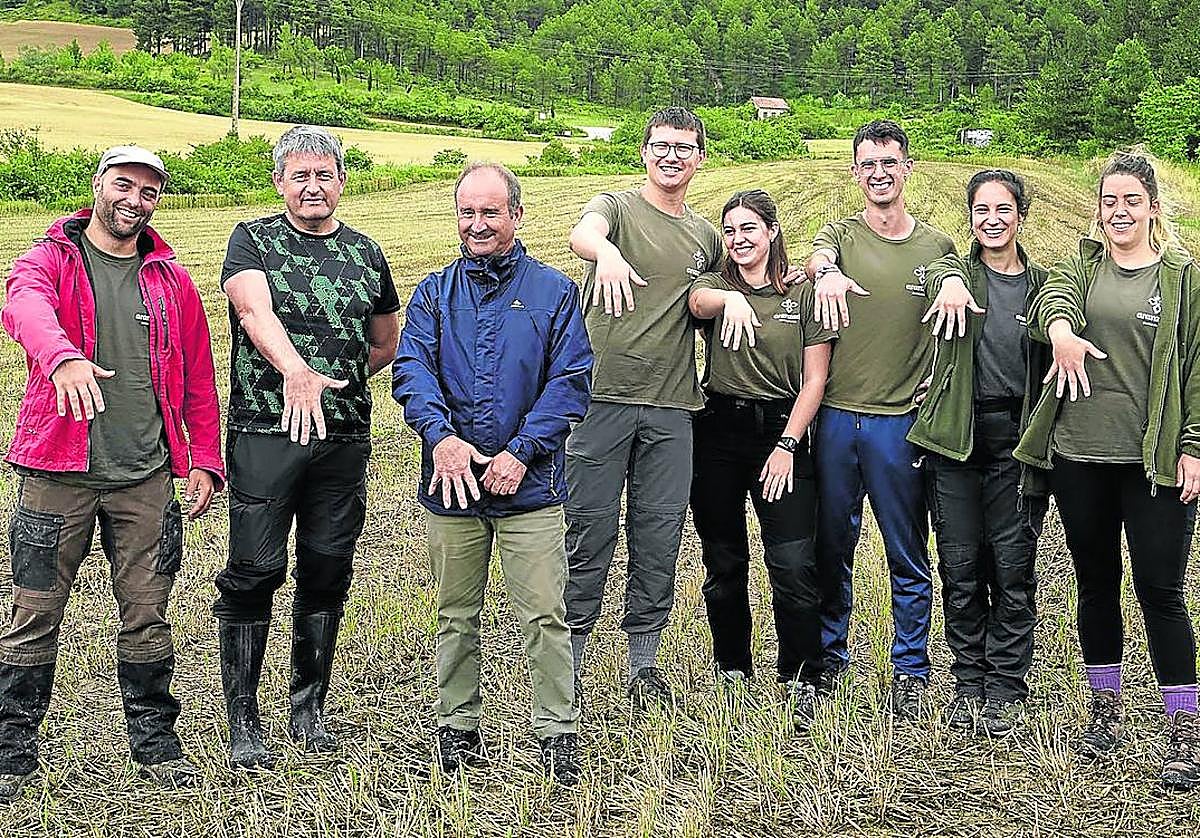 Mattin Aiestaran, Jesús García Gazólaz, Manolo Romero y voluntarios de Aranzadi posan a las faldas del monte Irulegi.
