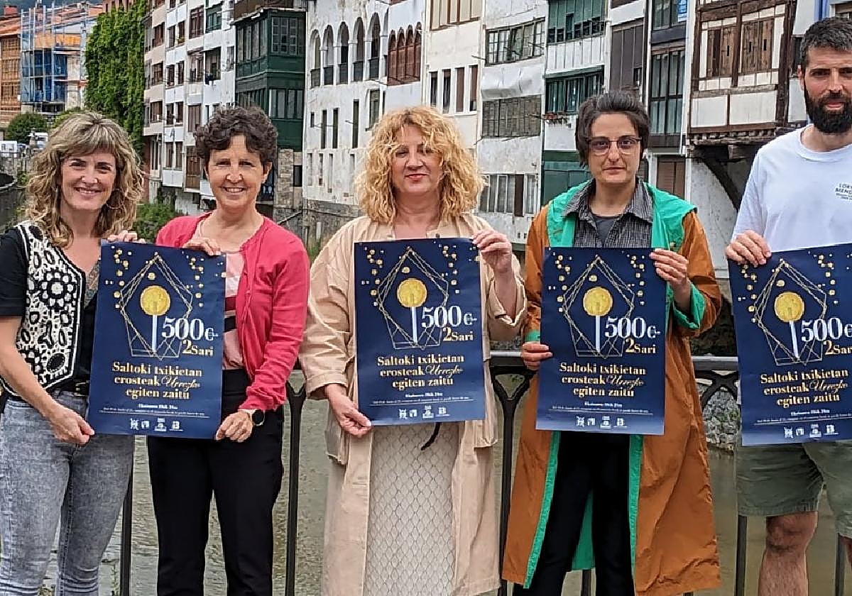 Representantes de Herrixen, Bertan e Iraurgi Berritzen en la presentación de la campaña.