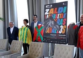 Eneko Goia, alcalde de San Sebastián, ayer en el Ayuntamiento en la presentación de la temporada de verano de carreras de caballos.