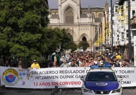 Una manifestación con 2.500 personas rodeó el Parlamento vasco el pasado jueves.