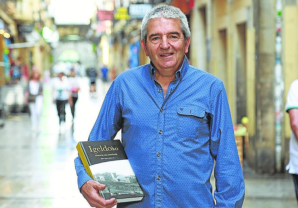 Jabier Iraola, con un ejemplar del libro sobre Igeldo.