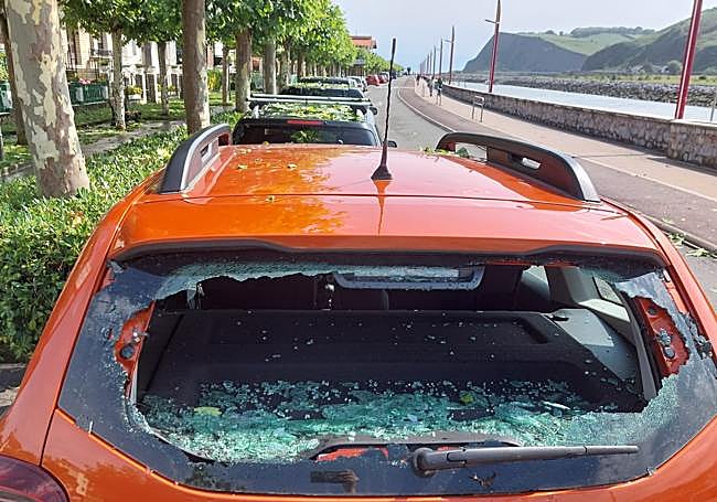 Varios vehículos en el paseo del faro de Zumaia han registrado rotura de lunas por la granizada.