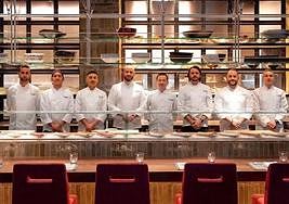 El equipo al completo del Zuma, en el singular comedor de este afamado restaurante madrileño.