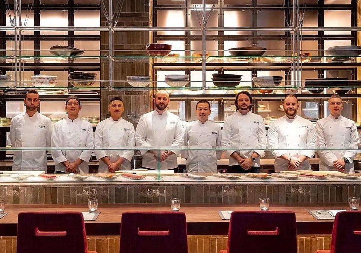 El equipo al completo del Zuma, en el singular comedor de este afamado restaurante madrileño.