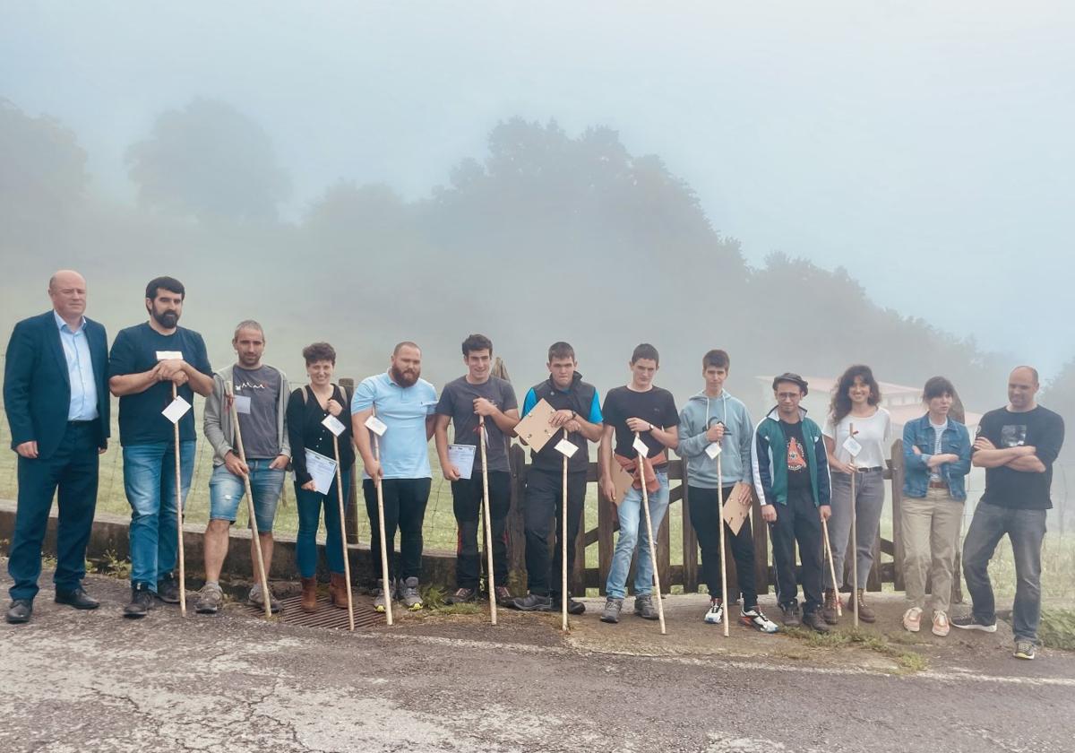 Menores de 30 años. La joven 26 promoción de Gomiztegi posó bajo una densa niebla .