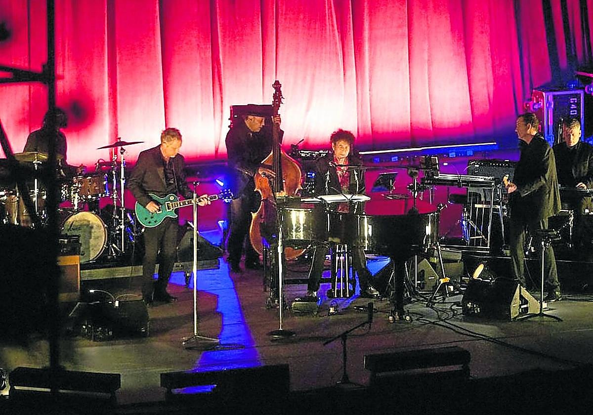 Bob Dylan y su banda, en el escenario del Generalife en Granada, en la única imagen obtenida de su gira española.