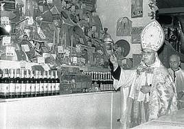 El obispo Font Andreu inaugura la tómbola de Cáritas, botellas incluidas.