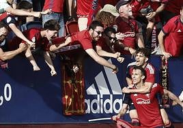 Budimir y Abde celebran un gol en El Sadar.