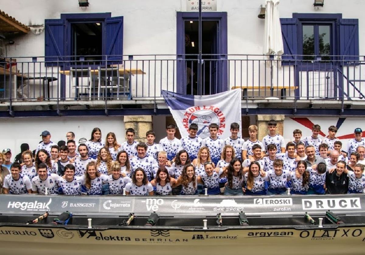 Las remeras y remeros de Donostia Arraun Lagunak, en la presentación celebrada en el caserío Lugañene, sede del club.