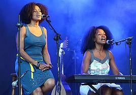 Las hermanas Danieuris y Daniellis Moya fusionan música y poesía cubana y euskaldun en sus actuaciones.