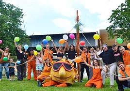 Txatxilitarrak Eguzkilarurekin Euskal Herria plazako berdegunean.