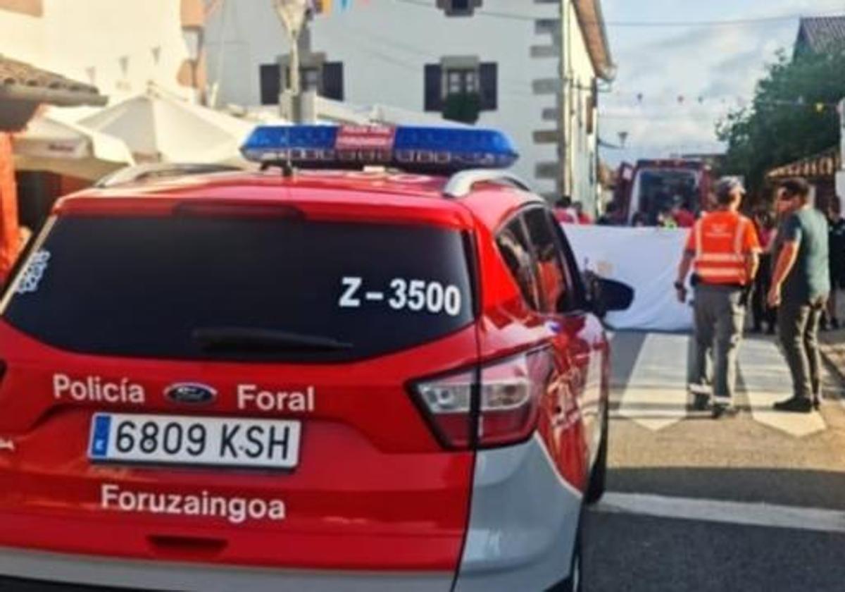 Una patrulla de la Policía Foral en el lugar donde se produjo el atropello en Arizkun