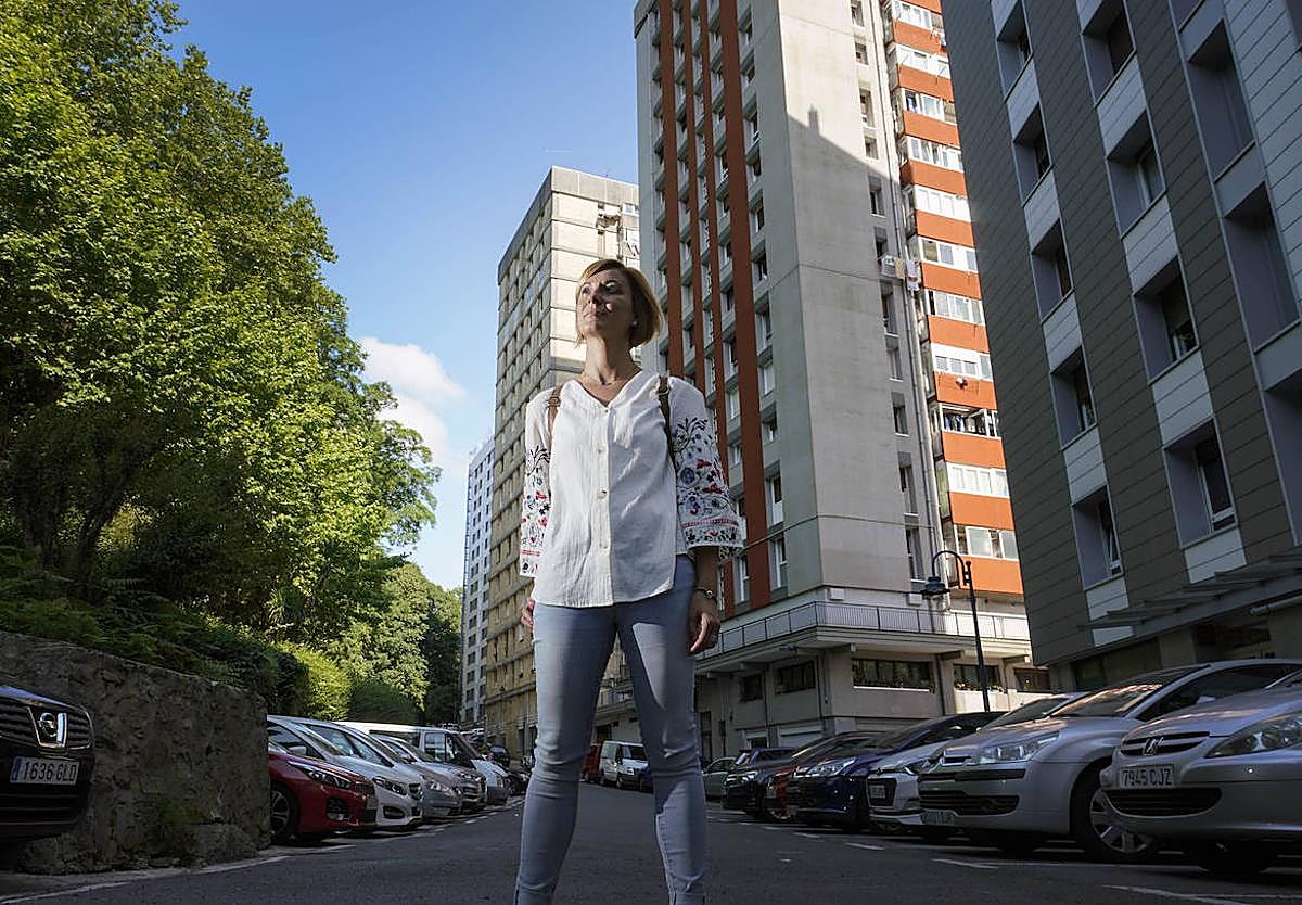 Naiara Zamarreño, en la calle Sorgintxulo de Errenteria, lugar en el que fue asesinado su padre con una moto-bomba.