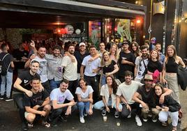 Una cuadrilla posa en la puerta del local de la cerveza Gross en el barrio de Igara.