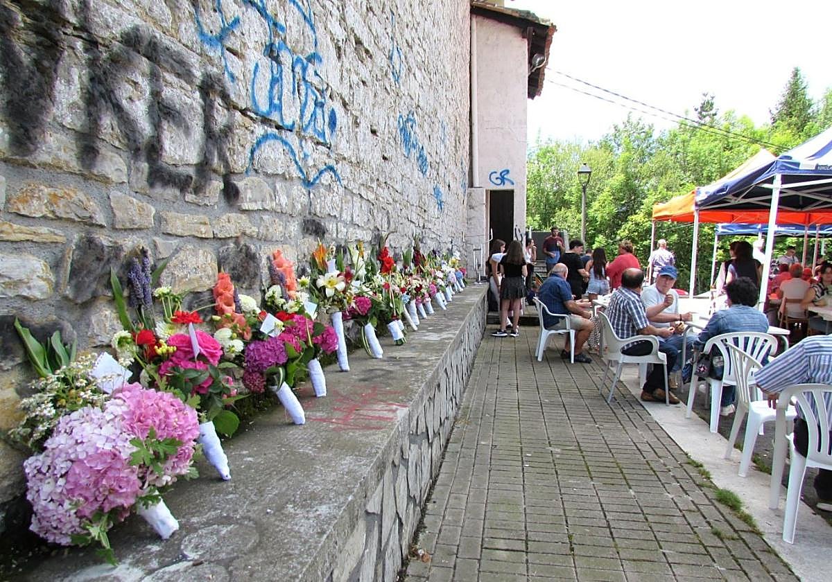 Los ramilletes de flores colocados y numerados en la repisa a la espera de la valoración del jurado.