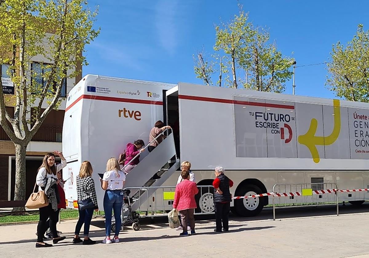 El autobús abrirá sus puertas a la ciudadanía hoy , el lunes y martes, de 10.00 a 13.30 y de 17.00 a 20.30.