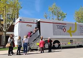 El autobús abrirá sus puertas a la ciudadanía hoy , el lunes y martes, de 10.00 a 13.30 y de 17.00 a 20.30.