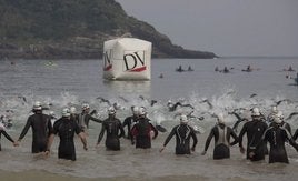 La salida al agua es uno de los momentos estelares del triatlón.