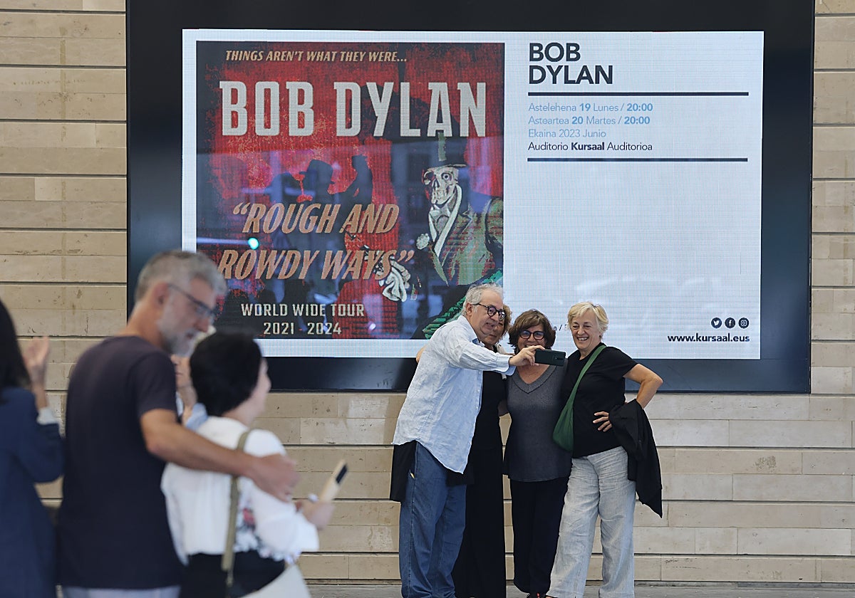 Seguidores de Dylan el lunes a la entrada del Kursaal. Dentro las fotos no estaban permitidas.