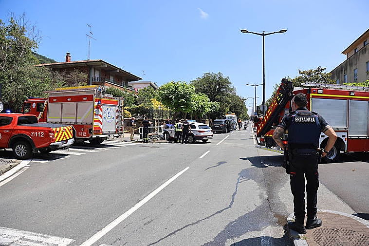 El coche de la Ertzaintza siniestrado en el alto de Miracruz, con la carretera cortada.