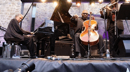 El pianista Abdullah Ibrahim, durante un concierto que ofreció en al festival de Jazz de 2017 en la plaza de la Trinidad.