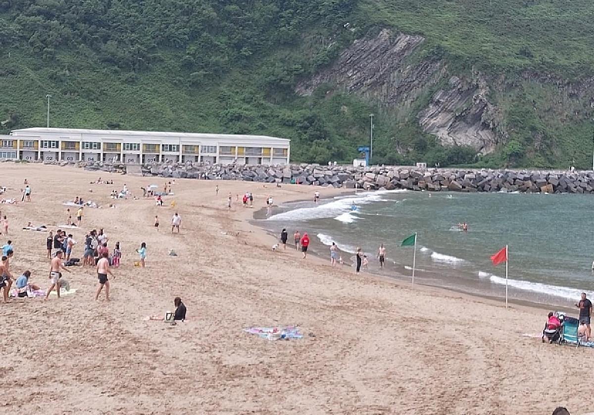 Una vista de la playa de Orio antes de prohibirse el baño por la contaminación del agua.